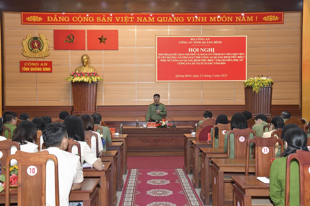 Giám đốc Công an tỉnh đối thoại với đoàn viên, thanh niên và hội viên Hội phụ nữ Công an tỉnh.