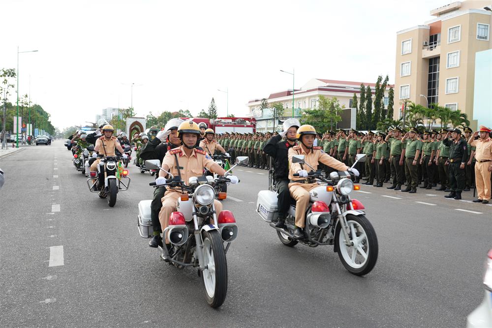 Sau lễ phát động, Công an tỉnh đã tổ chức diễu hành biểu dương lực lượng
