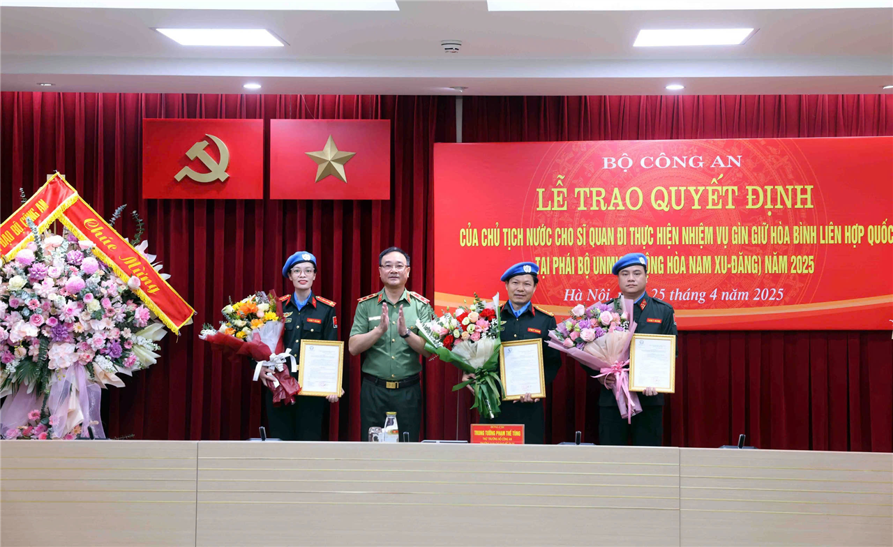 thừa ủy quyền của Chủ tịch nước, Thứ trưởng Phạm Thế Tùng đã trao Quyết định cho các sĩ quan Tổ công tác số 5 đi thực hiện nhiệm vụ tại Phái bộ UNMISS ở Cộng hòa Nam Xu-đăng.