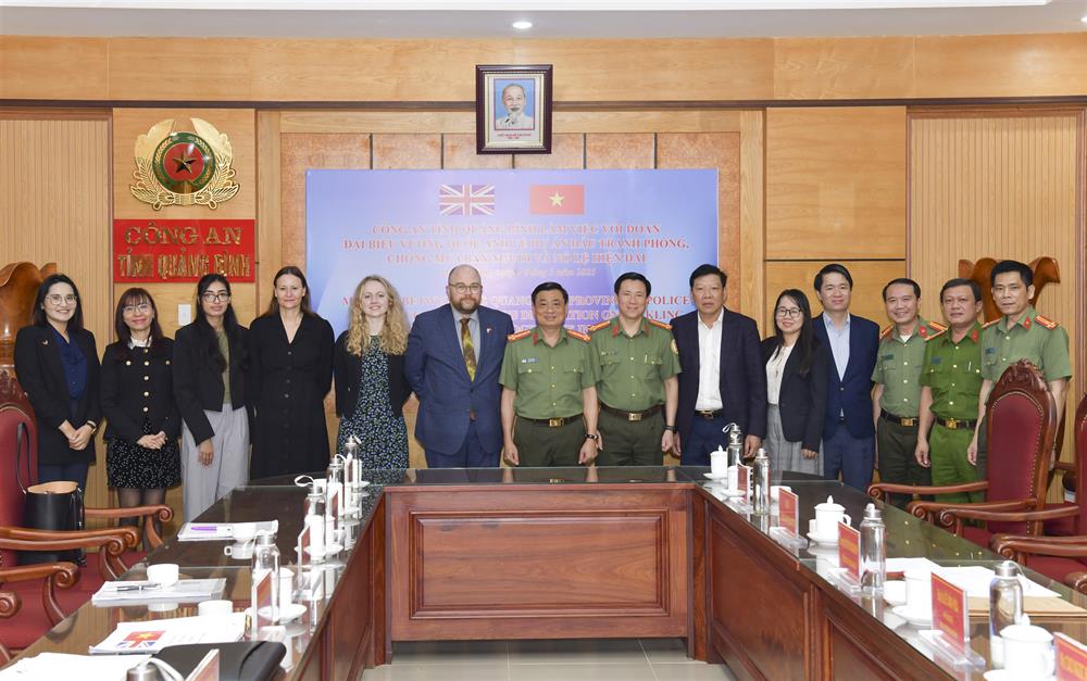 Đoàn đại biểu Vương quốc Anh thăm và làm việc với Công an tỉnh Quảng Bình về dự án phòng, chống mua bán người và nô lệ hiện đại tại Việt Nam.