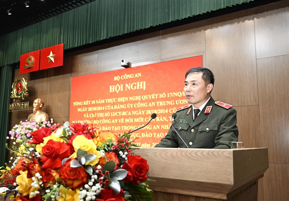 Thiếu tướng Đỗ Anh Tuấn, Cục trưởng Cục Đào tạo trình bày báo cáo tại Hội nghị.