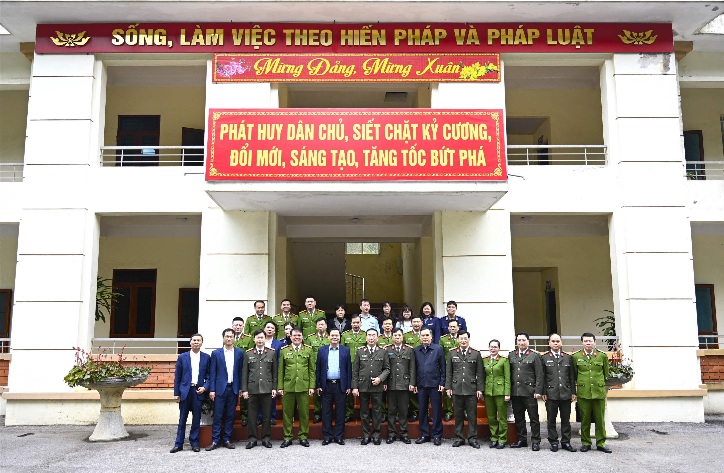 Thứ trưởng Trần Quốc Tỏ cùng các đại biểu tại Cơ sở cai nghiện ma tuý tỉnh Ninh Bình.