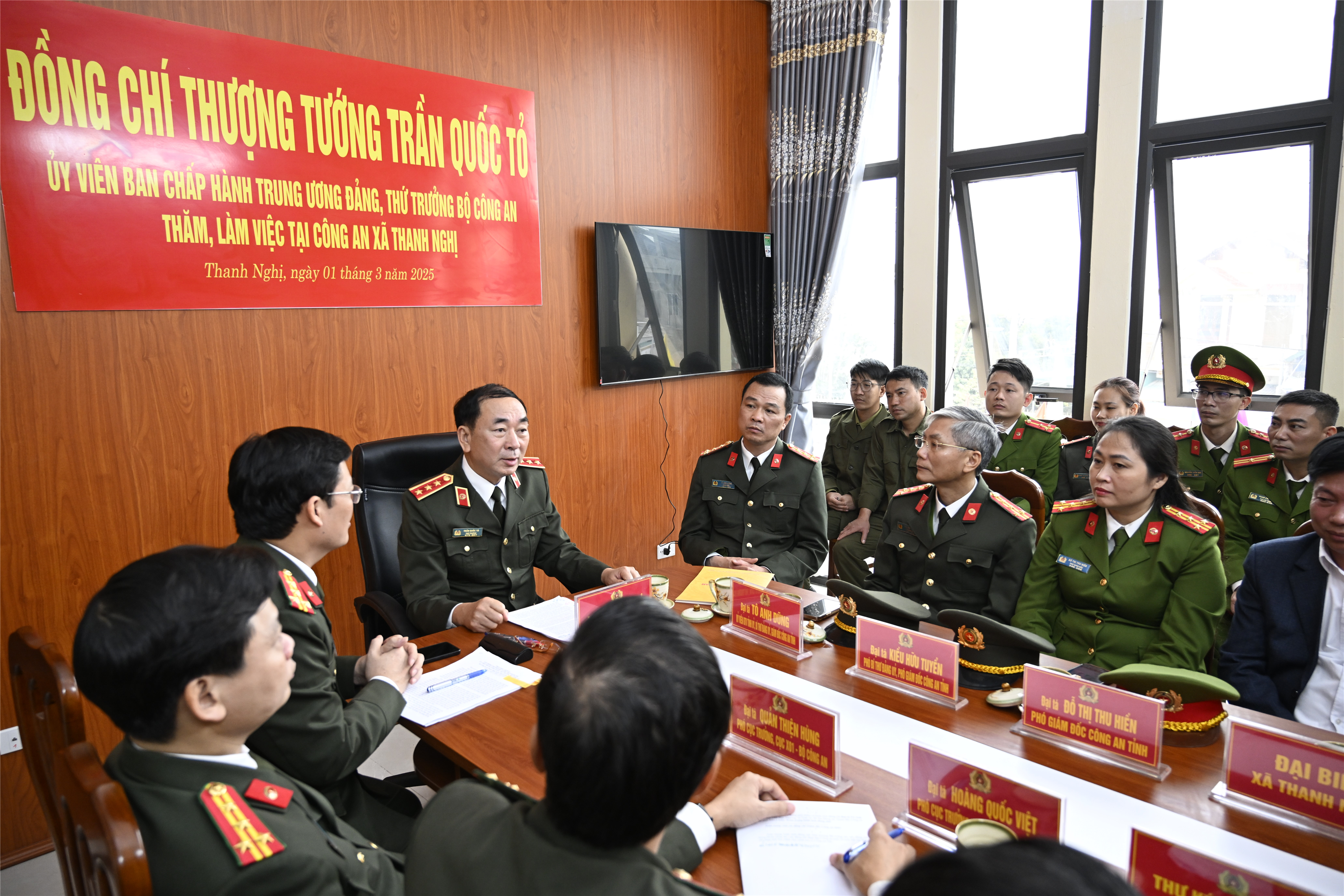 Thứ trưởng Trần Quốc Tỏ cùng Đoàn công tác đã đến thăm và làm việc với cán bộ, chiến sĩ Công an xã Thanh Nghị.