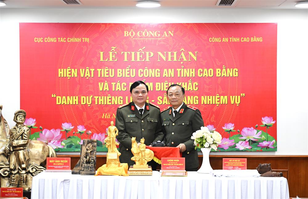 Thiếu tướng Đặng Ngọc Bách, Phó Cục trưởng Cục Công tác chính trị tiếp nhận các hiện vật từ Đại tá Lương Văn Thiểm, Phó Giám đốc Công an tỉnh Cao Bằng.