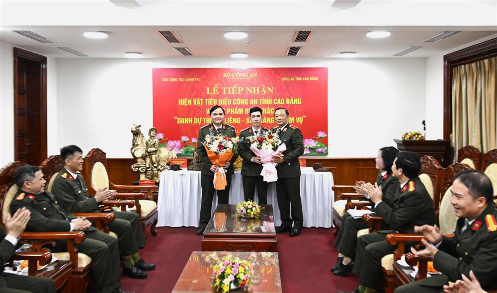 Thiếu tướng Đặng Ngọc Bách tặng hoa cảm ơn Công an tỉnh Cao Bằng và Nhà điêu khắc Phan Tuấn Lương.