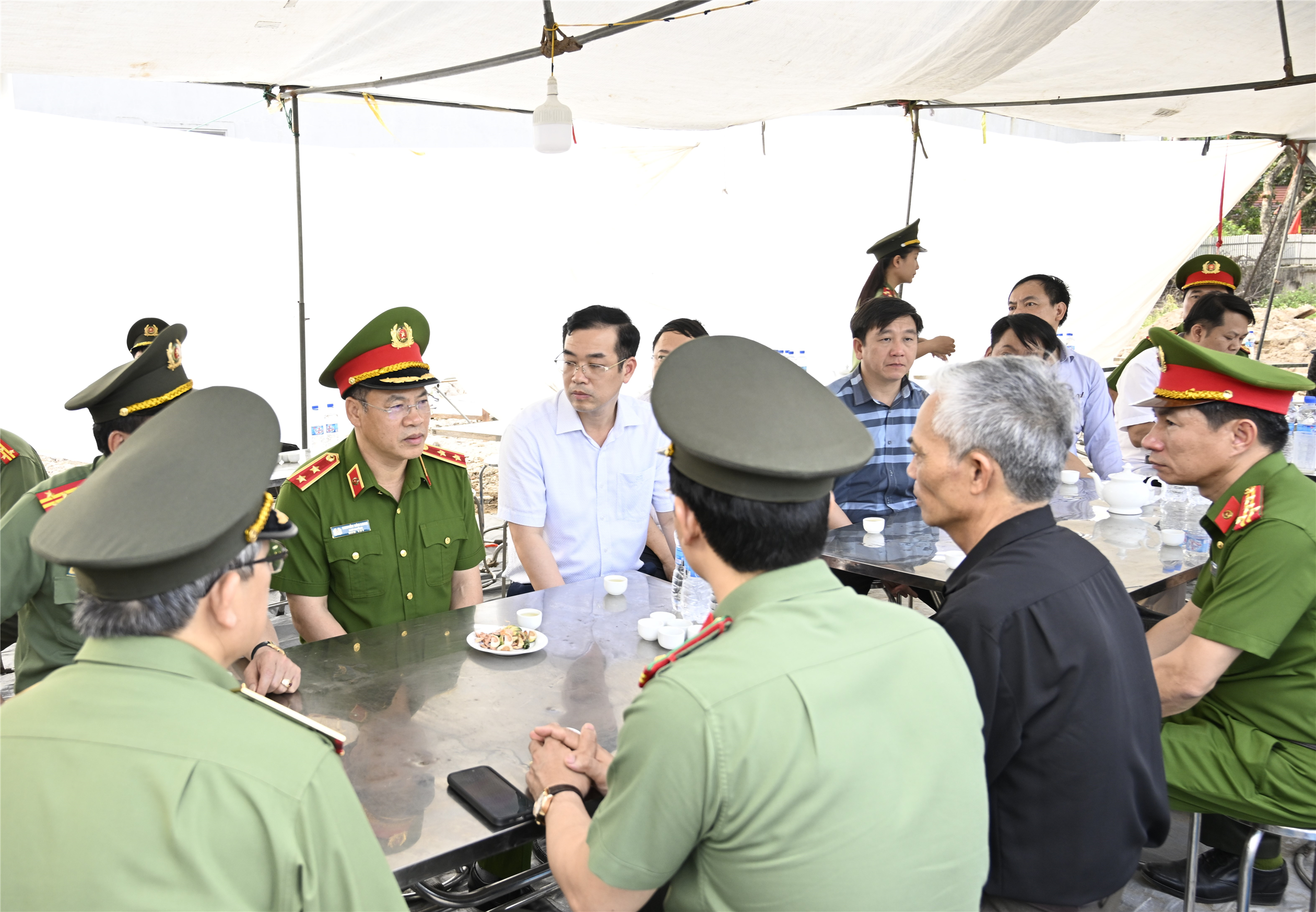 Thứ trưởng Nguyễn Văn Long thăm hỏi, động viên thân nhân gia đình đồng chí Nguyễn Đăng Khải.