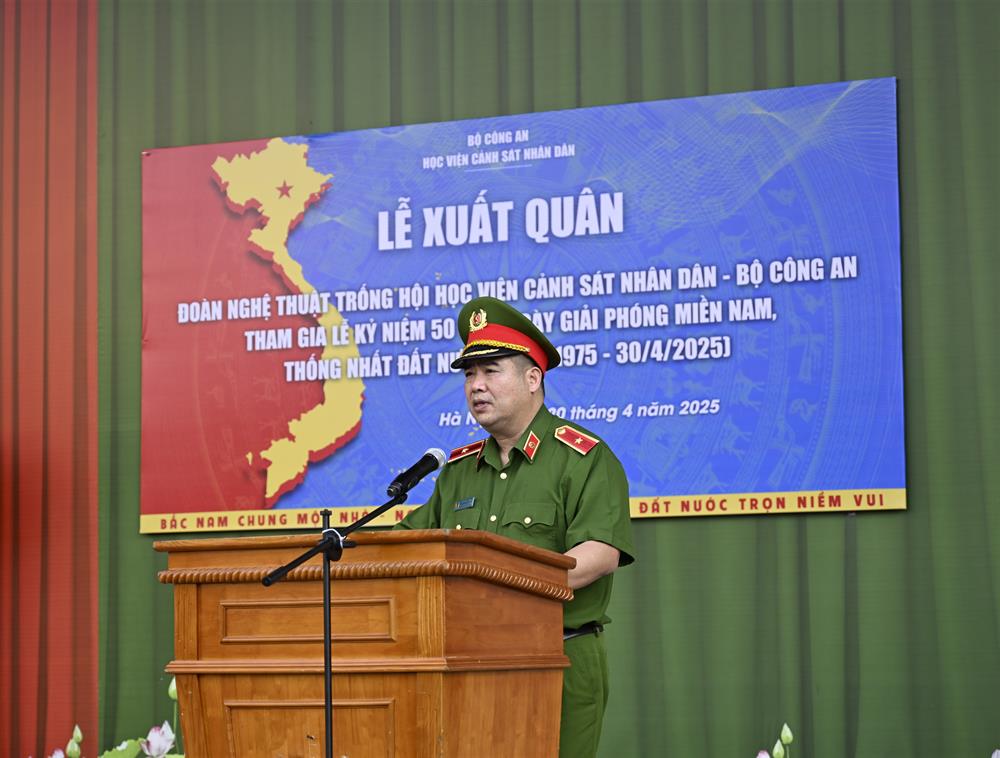 Thiếu tướng Chử Văn Dũng, Phó Giám đốc Học viện CSND giao nhiệm vụ cho Đoàn công tác.