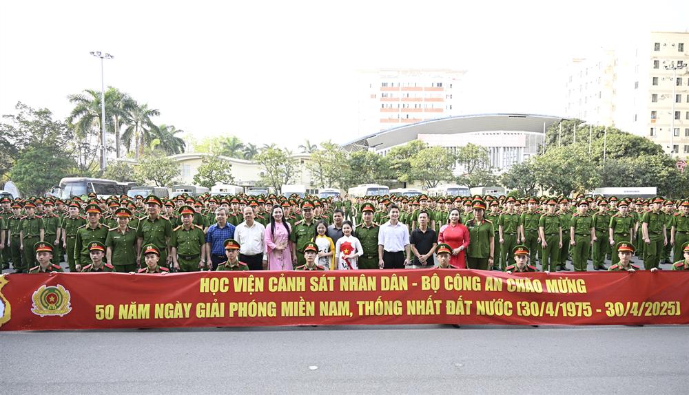 Các đại biểu cùng các học viên dự Lễ xuất quân.