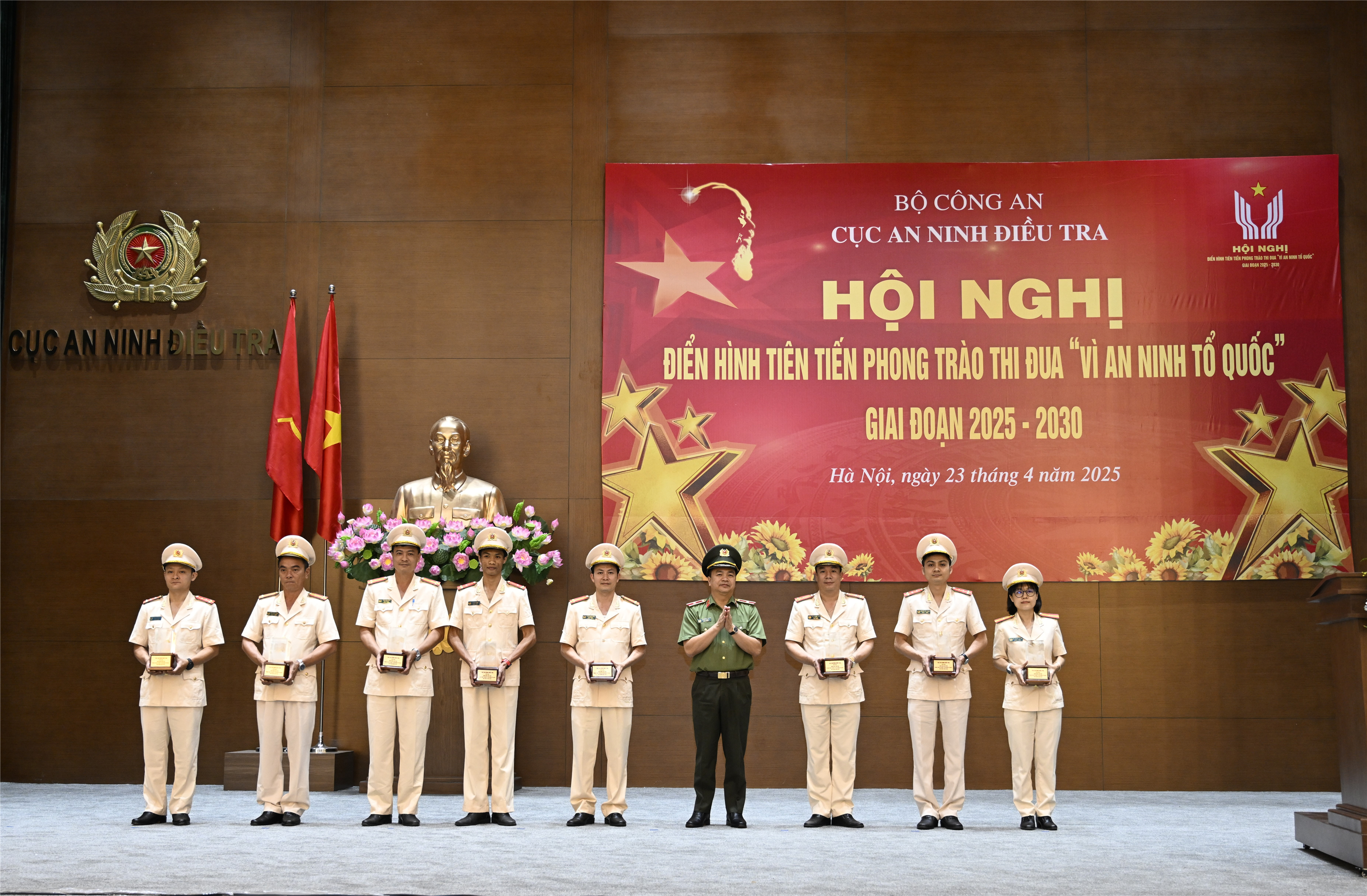 Thiếu tướng Hoàng Văn Hà trao thưởng cho các tập thể, cá nhân điển hình tiên tiến.