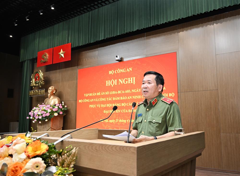 Thiếu tướng Đinh Văn Nơi, Cục trưởng Cục An ninh chính trị nội bộ chủ trì Hội nghị. 