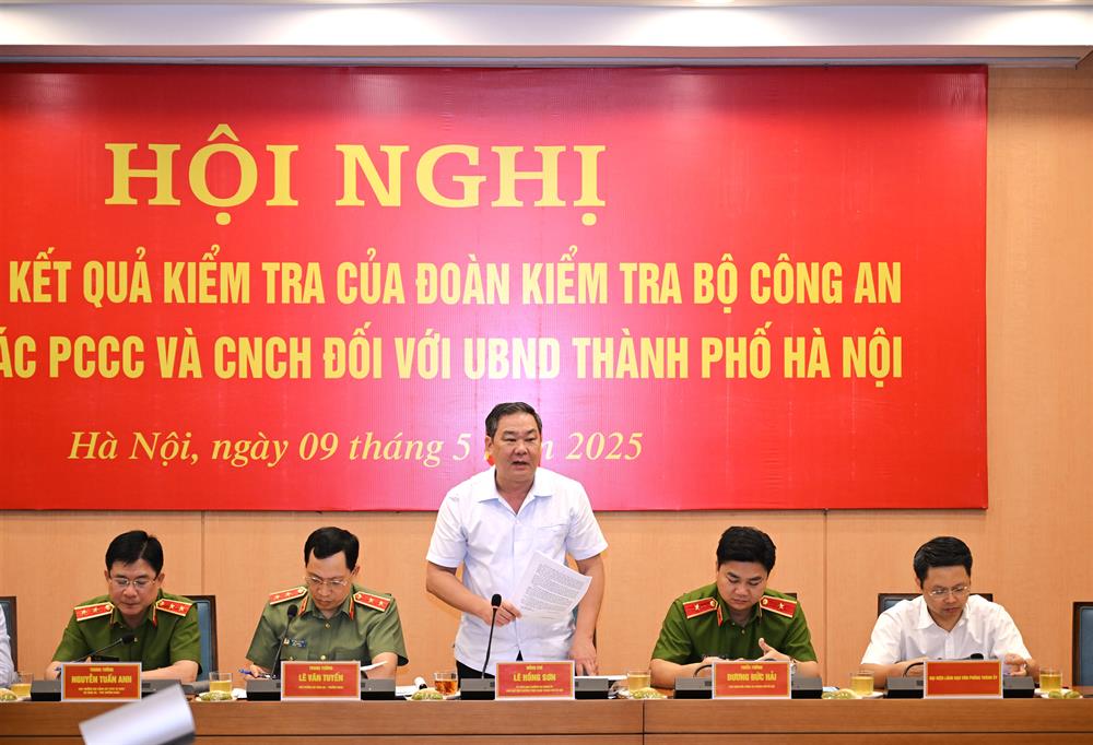 Đồng chí Lê Hồng Sơn, Phó Chủ tịch Thường trực UBND thành phố phát biểu tại Hội nghị.