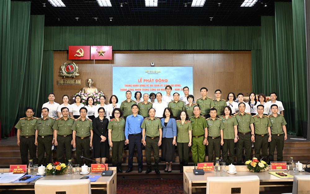 Các đại biểu dự buổi Lễ.