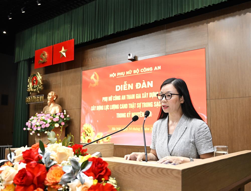 Phó Chủ tịch Hội Liên hiệp Phụ nữ Việt Nam Nguyễn Thị Thu Hiền phát biểu tại diễn đàn.