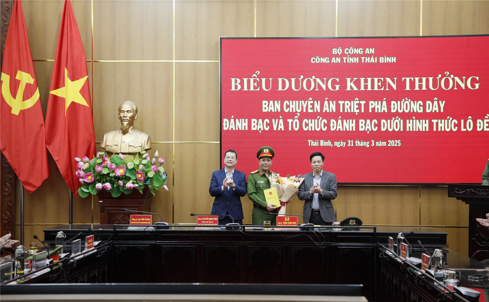 Đồng chí Nguyễn Mạnh Hùng trao thưởng và tặng hoa cho Ban chuyên án.