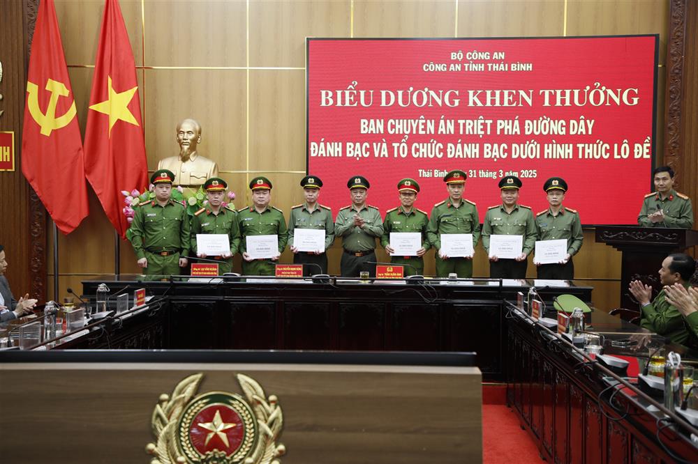 Đại tá Trần Xuân Ánh trao thưởng cho Ban chuyên án.