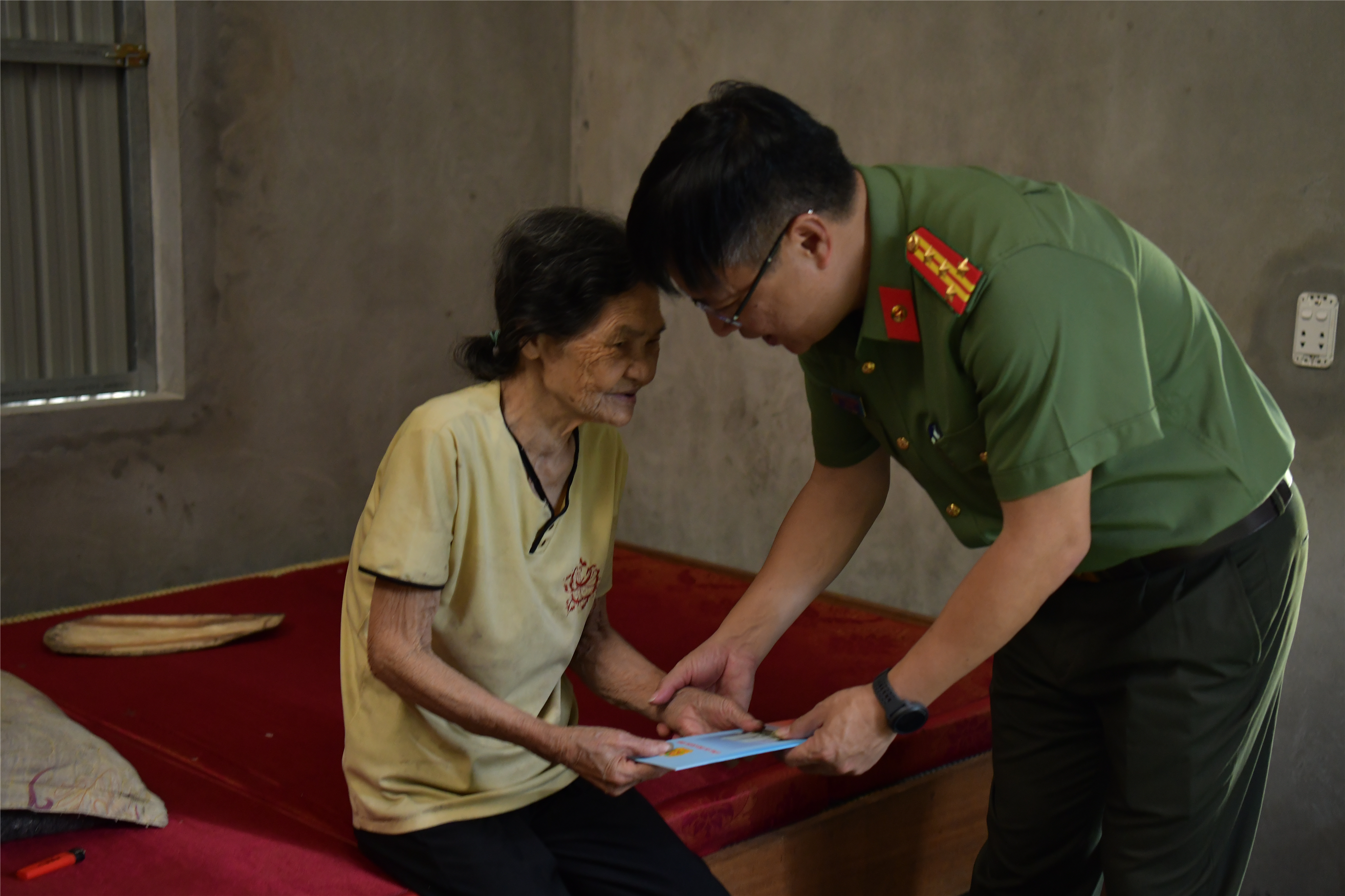 Lãnh đạo Công an tỉnh tặng quà cho gia đình bà Phạm Thị Lý.