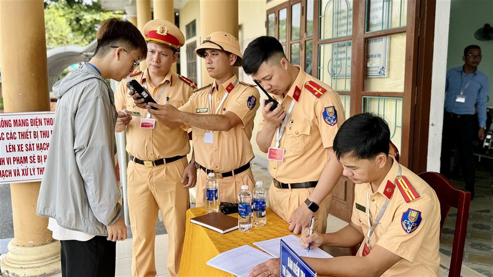 Các học viên đo nồng độ cồn trước khi bước vào kỳ thi sát hạch giấy phép lái xe.