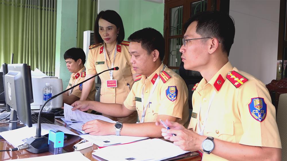 Hội đồng sát hạch đang theo dõi quá trình các thí sinh tham gia thi sát hạch.