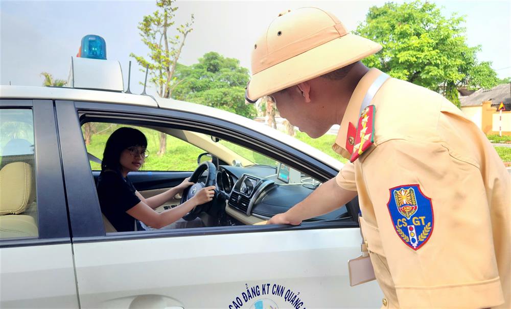 Các học viên thực hiện bài thi thực hành kỹ năng lái xe trong hình.