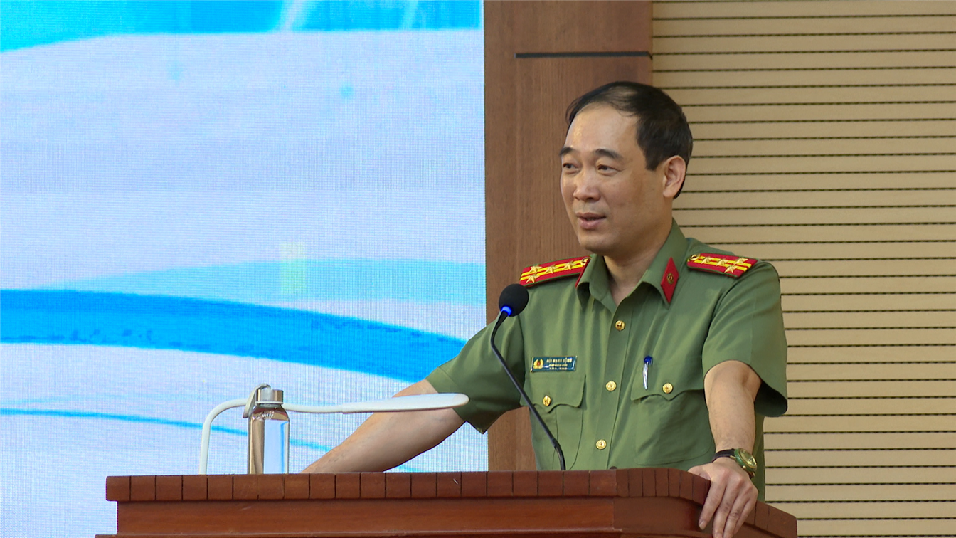 Đại tá Bùi Mạnh Hùng, Phó Giám đốc Công an tỉnh phát biểu tại hội nghị