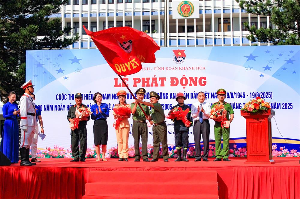 Đại tá Nguyễn Văn Ngàn, Phó Giám đốc Công an tỉnh trao Cờ thi đua quyết thắng cho tuổi trẻ Công an Khánh Hòa.  