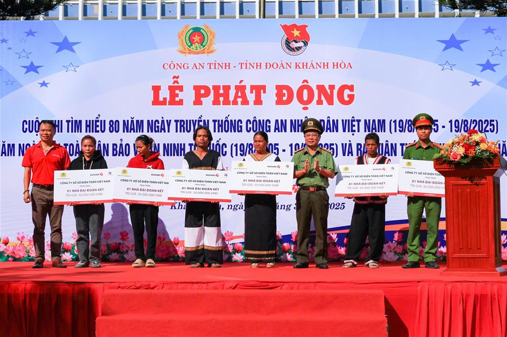 Tặng kinh phí xây dựng nhà tình nghĩa cho các hộ gia đình có hoàn cảnh khó khăn. 