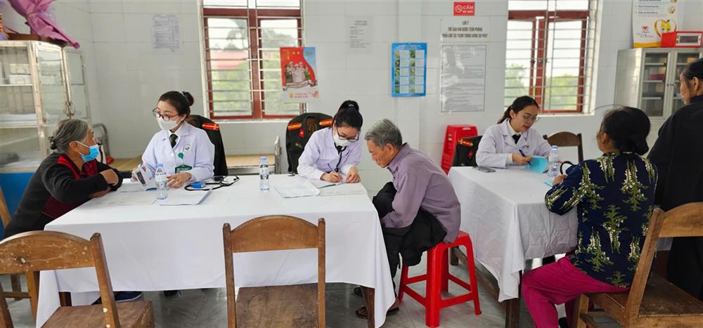 tổ chức khám chữa bệnh và cấp phát thuốc miễn phí cho 200 hộ gia đình thuộc diện nghèo, cận nghèo.
