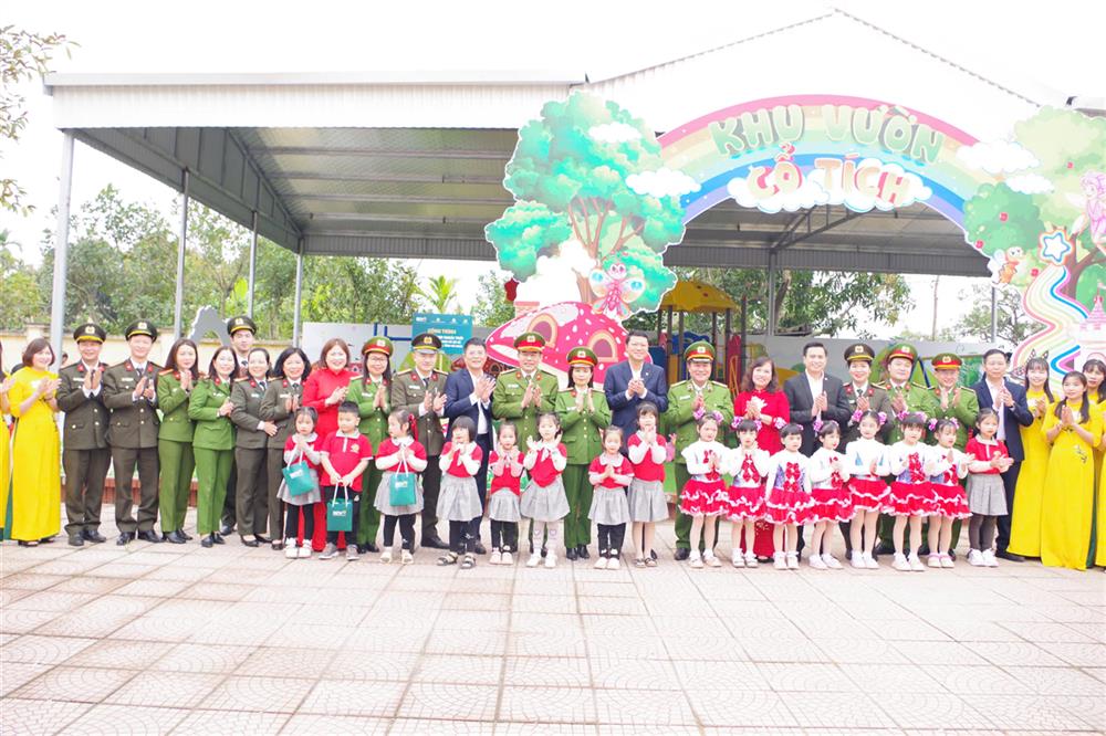 Khánh thành và trao tặng công trình thầy và trò Trường Mầm non xã Bồ Đề.