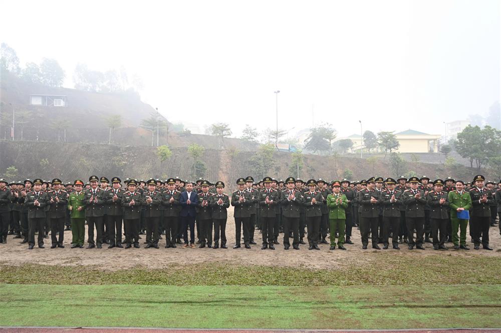 Các đại biểu dự buổi lễ chụp ảnh lưu niệm cùng chiến sĩ mới.