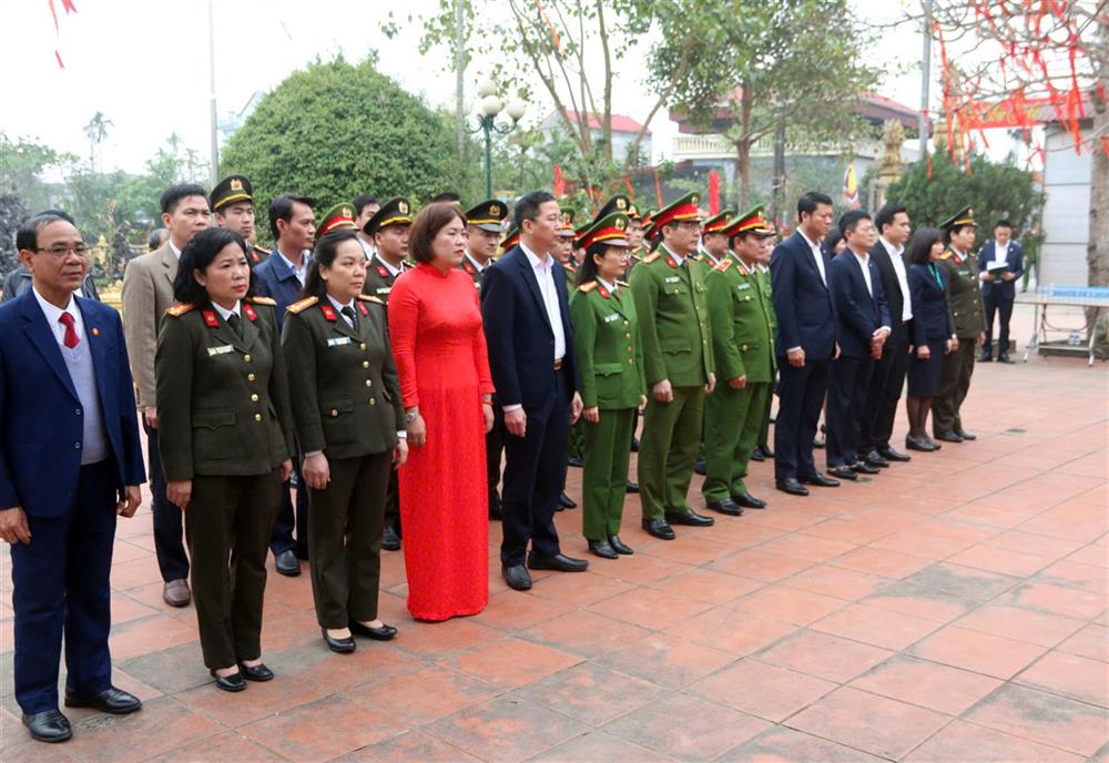 Đoàn tổ chức dâng hương tại Đình Triều Hội.
