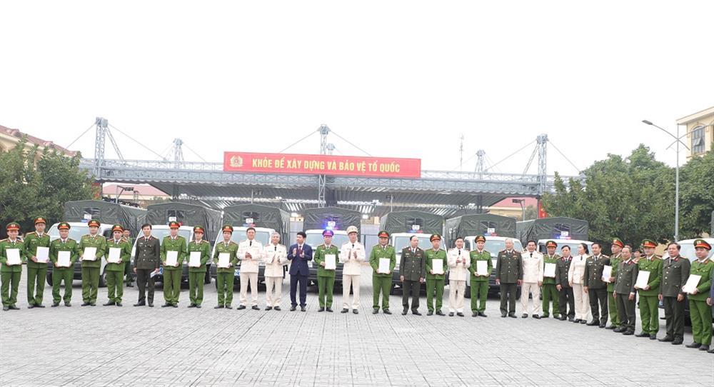 bàn giao xe ô tô chuyên dụng cho Công an cấp xã phục vụ công tác bảo đảm an ninh, trật tự trên địa bàn.