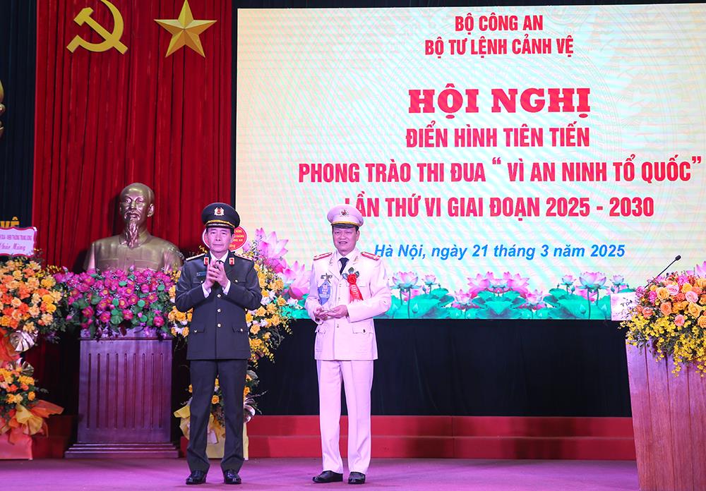 Thứ trưởng Lê Quốc Hùng trao biểu trưng tặng Đại tá Võ Anh Tuấn, Phó Tư lệnh vì đã có thành tích nổi bật trong phong trào thi đua “Vì an ninh Tổ quốc” giai đoạn 2020-2025.