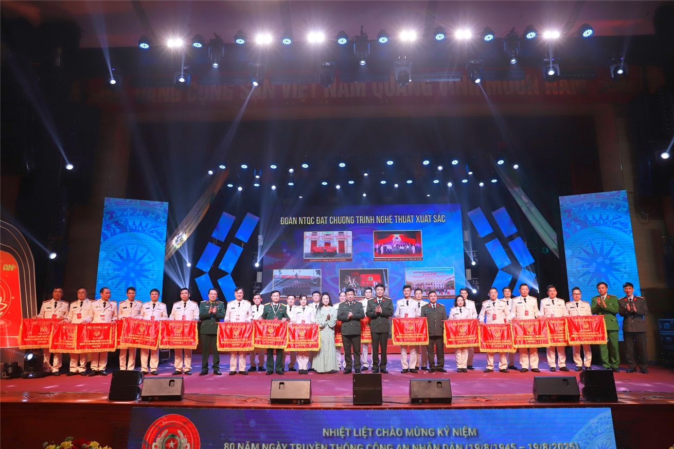 Các đại biểu cùng đại diện các đoàn nghệ thuật tham gia hội diễn.