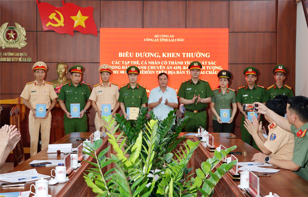Biểu dương, khen thưởng Ban chuyên án.