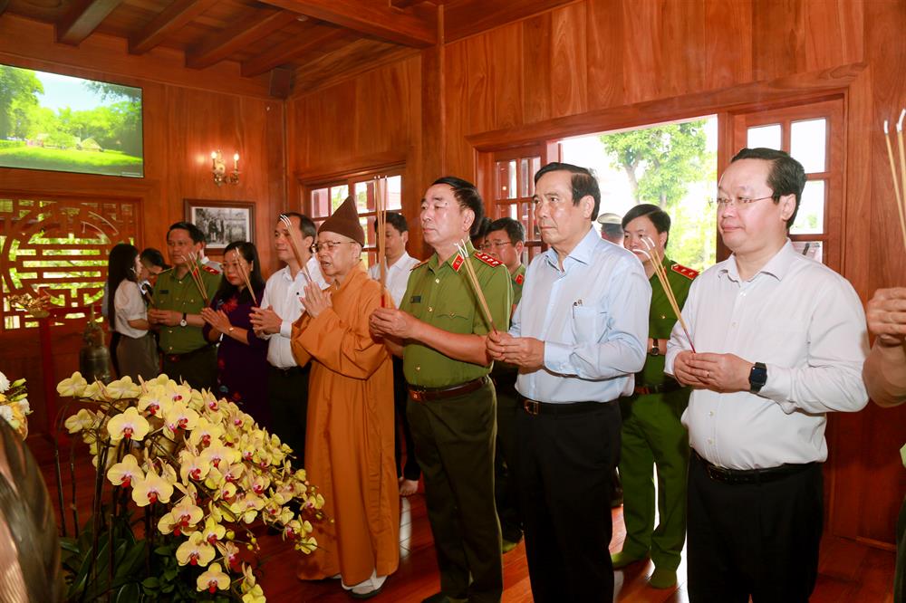 Đoàn đại biểu đã dâng hoa, dâng hương bày tỏ lòng thành kính và lòng biết ơn vô hạn trước công lao trời biển của Chủ tịch Hồ Chí Minh.