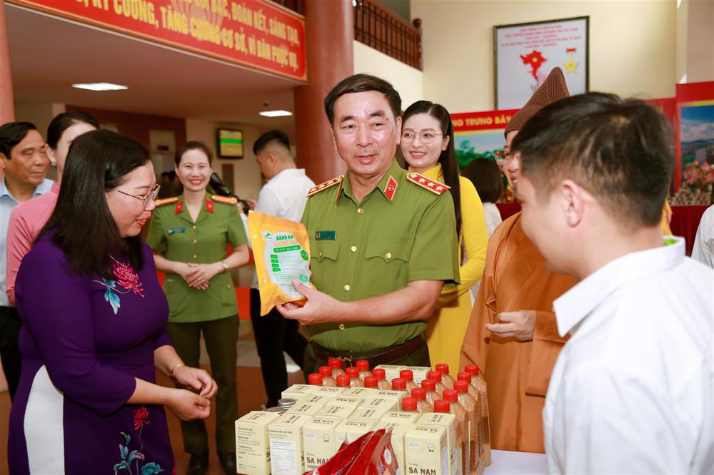 Thứ trưởng Trần Quốc Tỏ các đại biểu tham quan gian hàng trưng bày sản phẩm OCCOP.