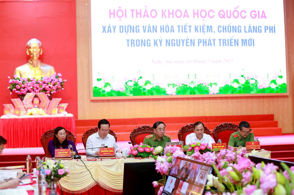 Các đồng chí chủ trì Hội thảo.