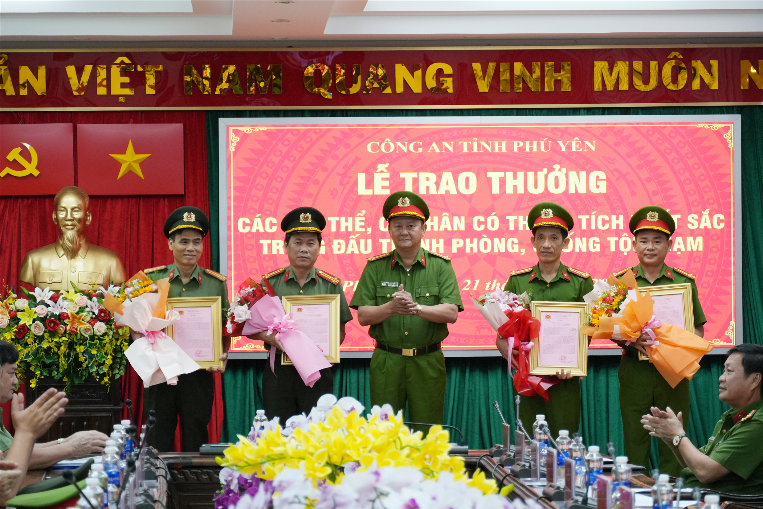 Các tập thể, cá nhân được trao khen.