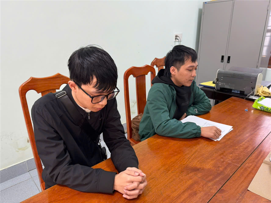 Đối tượng Đinh Văn Quân tại cơ quan điều tra (áo khoác xanh).