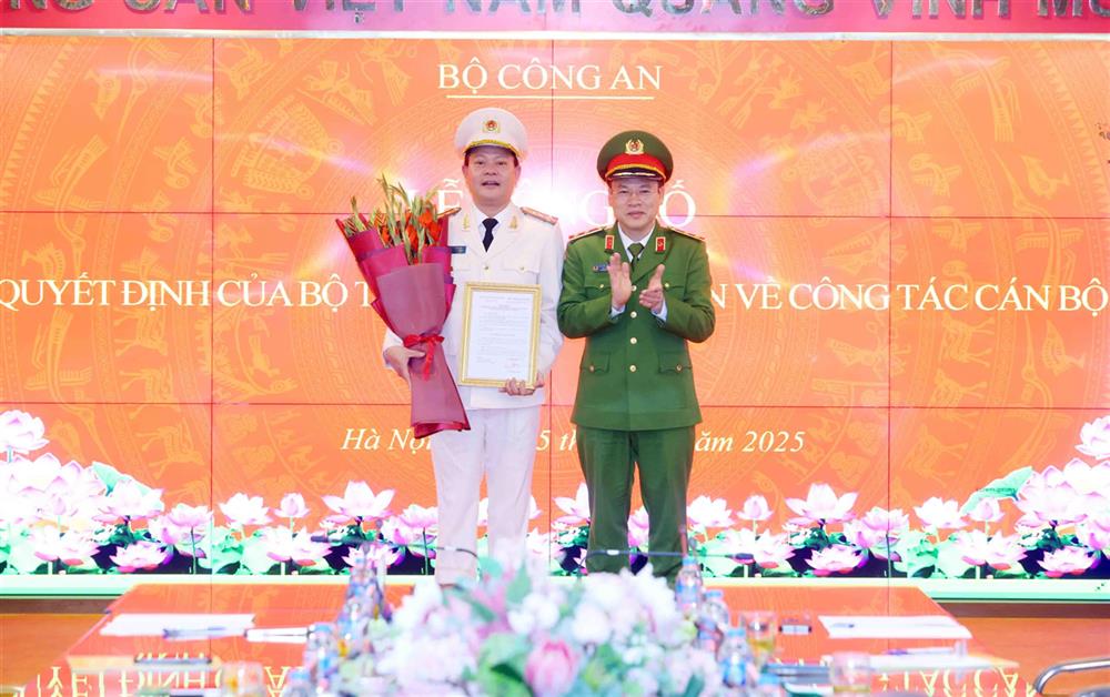 Thứ trưởng Nguyễn Văn Long trao Quyết định, tặng hoa chúc mừng Đại tá Vũ Văn Tấn