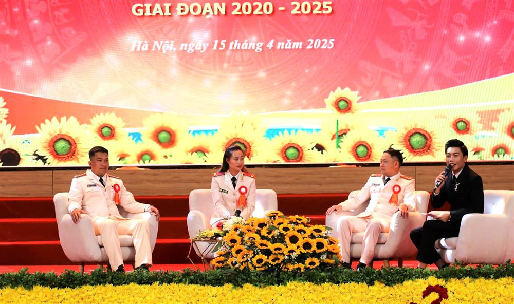 Các gương điển hình tiên tiến giao lưu tại chương trình.