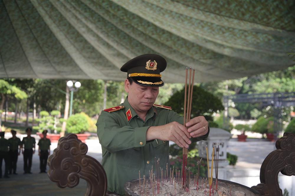 hiếu tướng Phạm Văn Hùng - Phó Tư lệnh, BTL Cảnh vệ, trưởng đoàn công tác thắp hương tại Nghĩa trang Đồi 82 - Tây Ninh.