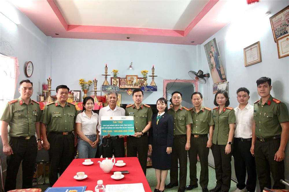 trao quà và bàn giao công trình nhà cải tạo cho gia đình cán bộ, chiến sĩ Phòng Cảnh vệ miền Nam.