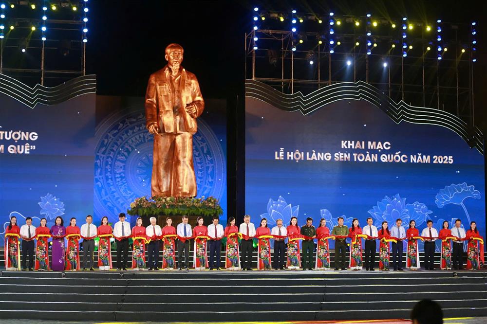 Các đại biểu cắt băng khánh thành Tượng “Bác Hồ về thăm quê”.