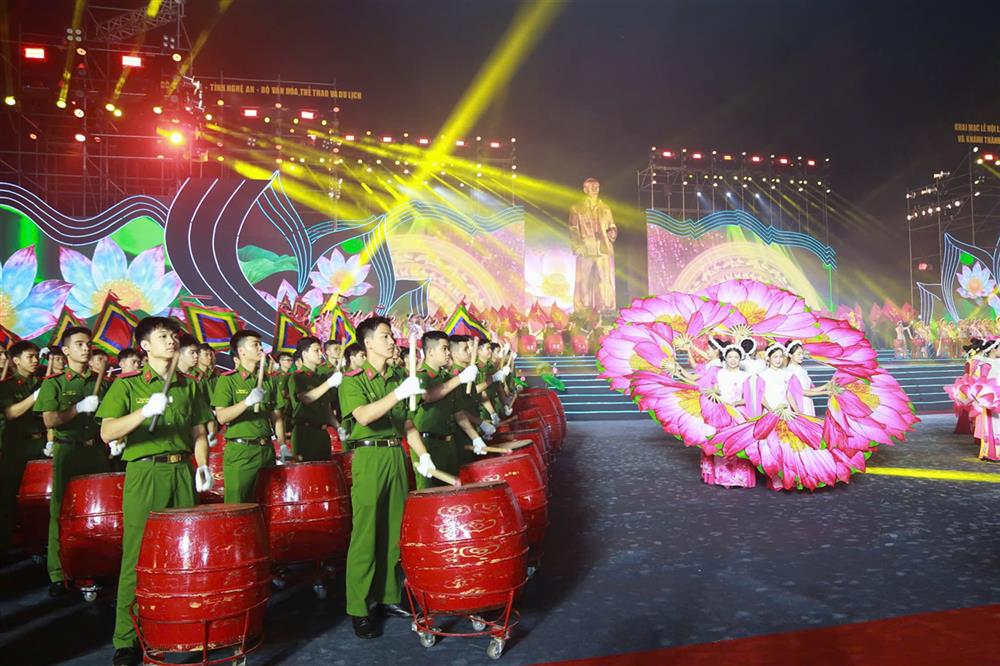 Ấn tượng với màn trống hội “Làng Sen vang mãi tên Người”.