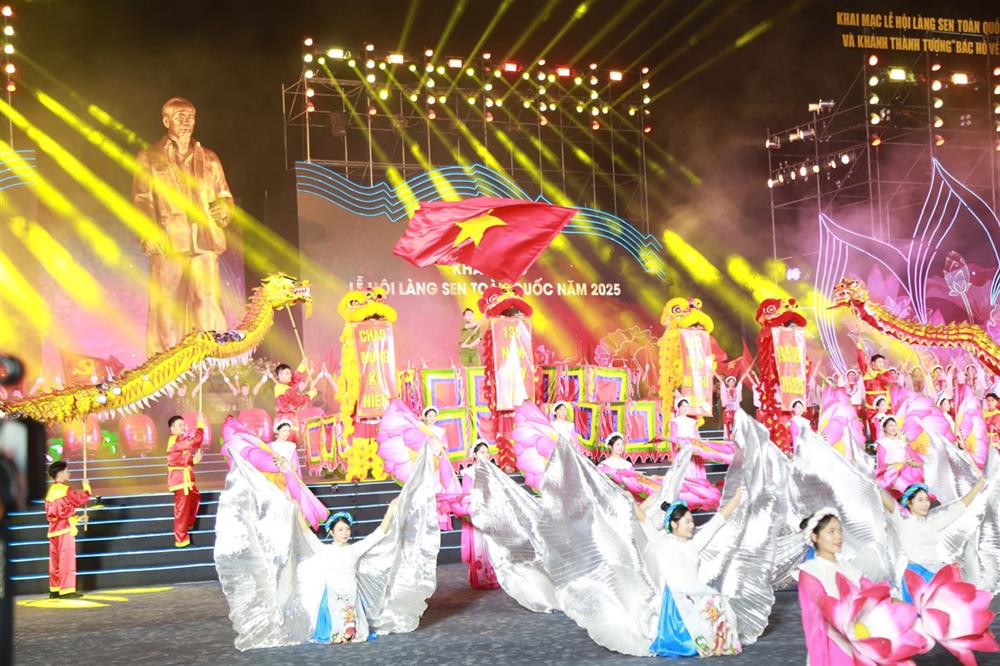 Chương trình nghệ thuật “Tượng đài trong muôn triệu trái tim” để lại nhiều cảm xúc sâu sắc.