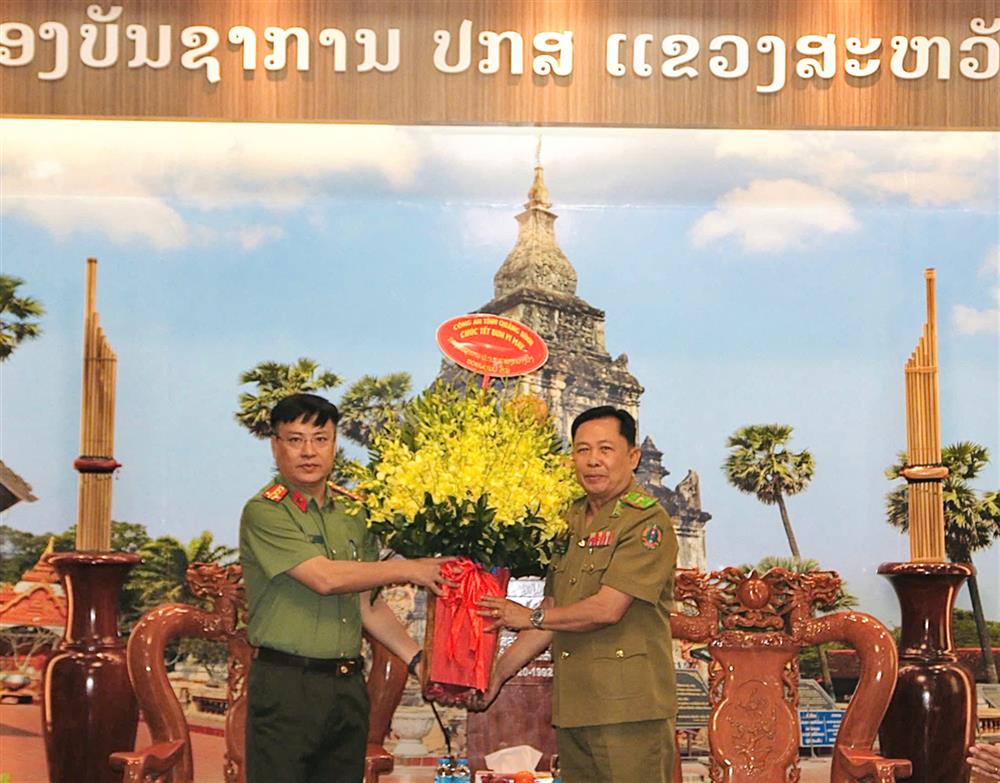 Đại tá Nguyễn Thanh Liêm, Giám đốc Công an tỉnh thăm chúc mừng Tết BunPiMay tại Công an tỉnh Sạ Vẳn Na Khệt (Lào).