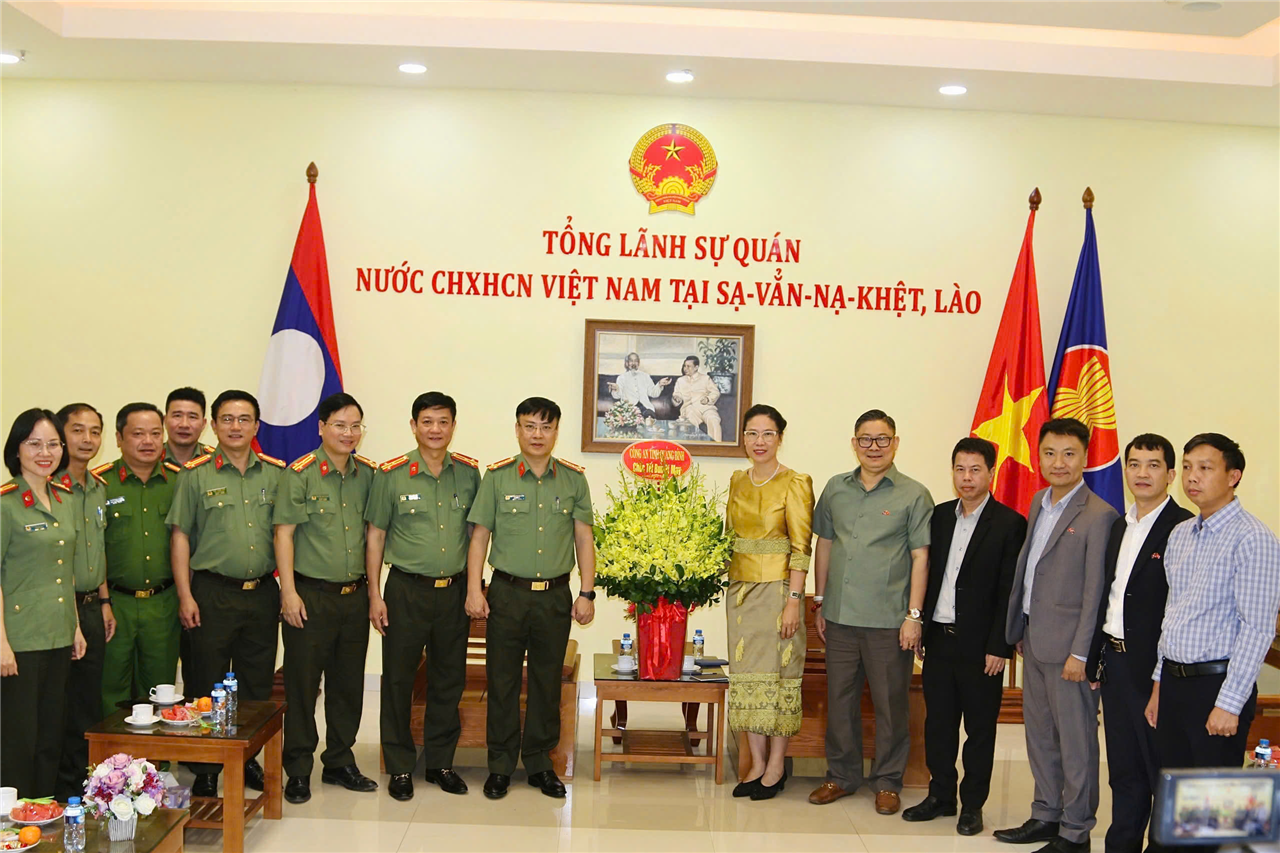 Đoàn công tác đến thăm, chúc Tết tại Tổng Lãnh sự quán Nước Cộng hòa xã hội Chủ nghĩa Việt Nam tại tỉnh Sạ Vẳn Na Khệt.