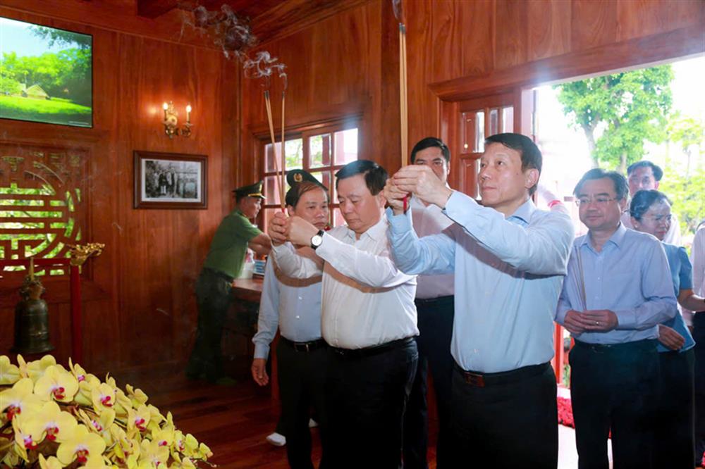 Đồng chí Đại tướng Lương Tam Quang, Ủy viên Bộ Chính trị, Bí thư Đảng uỷ Công an Trung ương, Bộ trưởng Bộ Công an dâng hoa, dâng hương tưởng niệm Chủ tịch Hồ Chí Minh.