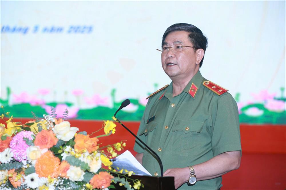 PGS.TS. Trần Vi Dân, Cục trưởng Cục Khoa học, Chiến lược và Lịch sử Công an tham luận tại hội thảo.